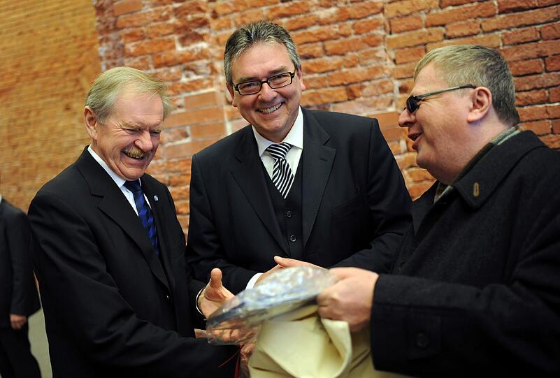 Geschenke für die Protagonisten: Ex-Präsident Karl Huber (l) und sein Nachfolger Peter Küspert (m)