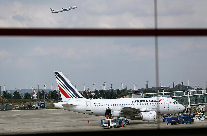 Air France in der Krise. Wegen der neu geplanten Sparmaßnahmen musste der Personalchef flüchten. Wütende Mitarbeiter wollten ihn angreifen. (Archivbild)