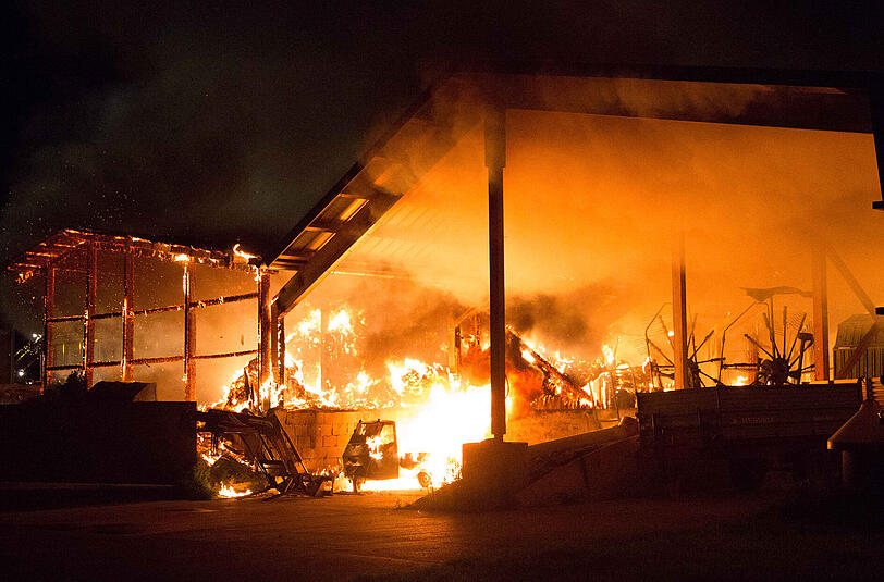 Die Bilder vom Feuerwehreinsatz beim Großbrand der Lagerhalle in Fridolfing.
