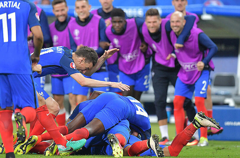 DAS TRAUMTOR VON DIMITRI PAYET Ein Magazin erhob Payet zum "Präsidenten", Trainer Didier Deschamps wollte ihn "in Eiswürfel einfrieren". Payet traf gegen Albanien sogar in der sechsten Minute der Nachspielzeit und später noch gegen Island.