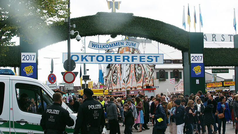 Auf geht's zu Tag zwei des Oktoberfests 2017: Die ersten Besucher am Eingang zur Theresienwiese.