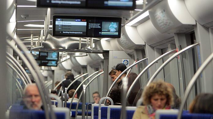 Immer mehr Menschen in München und dem Umland nutzen im täglichen Verkehr den ÖPNV. Auch die Anzahl der Fußgänger ist laut Mobilitätsstudie deutlich angestiegen. (Symbolbild) Immer mehr Menschen in München und dem Umland nutzen im täglichen Verkehr den ÖPNV. Auch die Anzahl der Fußgänger ist laut Mobilitätsstudie deutlich angestiegen. (Symbolbild)