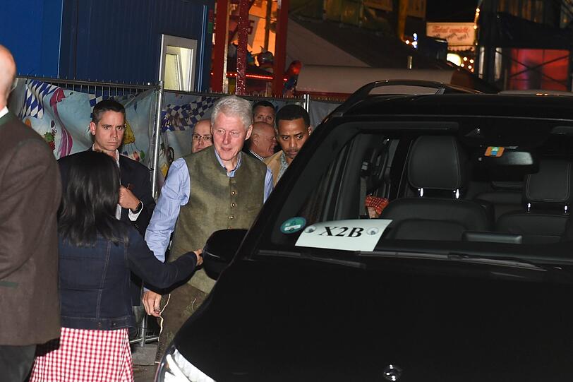 Bill Clinton steigt ins Auto