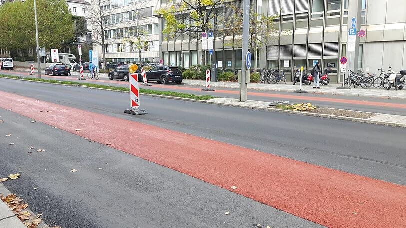 Der Umbau der Marsstraße ist abgeschlossen. Radler haben jetzt eine eigene Spur, zwischen fahrenden und parkenden Autos.