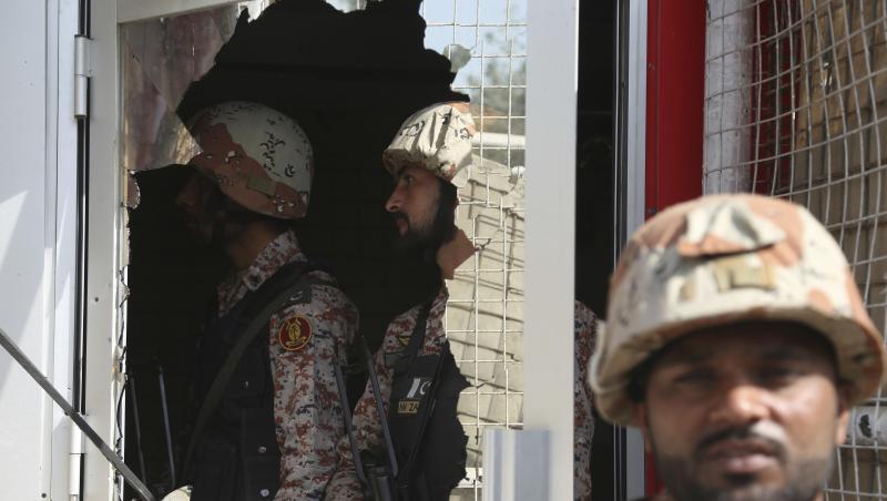 Ein pakistanischer Soldat vor einer zerstörten Scheibe des chinesischen Konsulats. Ein pakistanischer Soldat vor einer zerstörten Scheibe des chinesischen Konsulats.