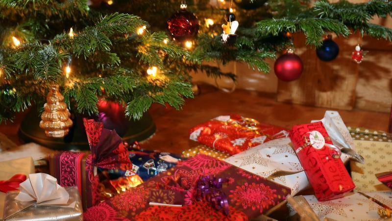 Verpackte Weihnachtsgeschenke liegen unter einem Christbaum. Verpackte Weihnachtsgeschenke liegen unter einem Christbaum.