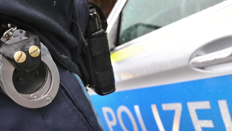 Ein Polizist mit Handschellen und einer Pistole am Gürtel steht vor einem Streifenwagen. Foto: Karl-Josef Hildenbrand/dpa/Symbolbild Ein Polizist mit Handschellen und einer Pistole am Gürtel steht vor einem Streifenwagen. Foto: Karl-Josef Hildenbrand/dpa/Symbolbild