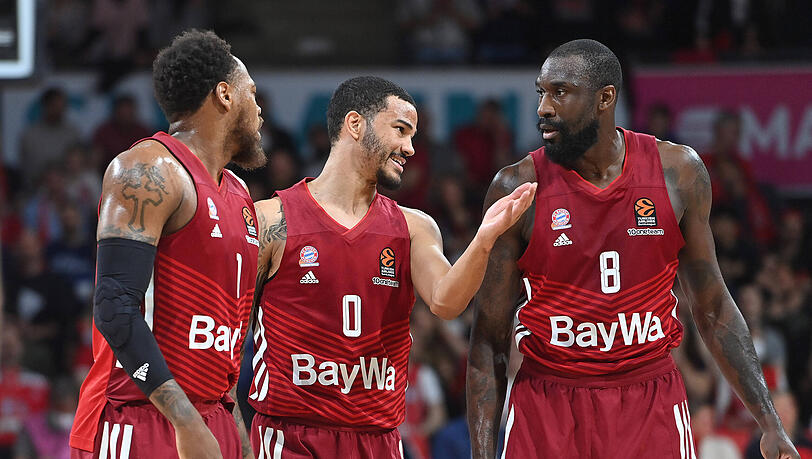 Redebedarf bei den Bayern-Basketballern: Von links Deshaun Thomas, Nick Weiler-Babb und Othello Hunter, der in Barcelona mit 18 Punkten bester Münchner Werfer war.  (Archivbild)