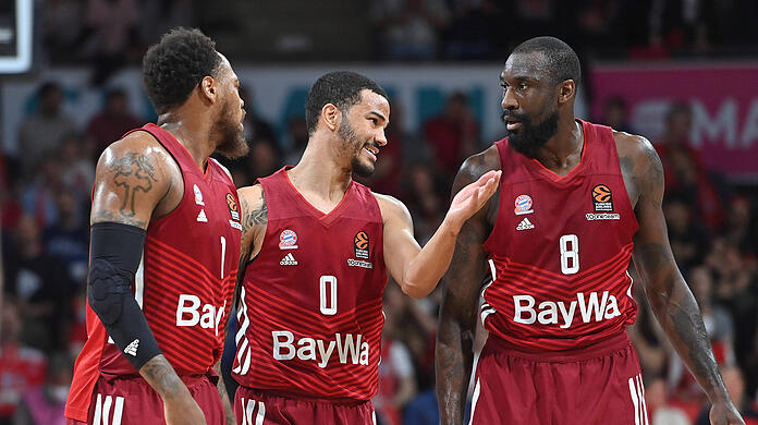 Redebedarf bei den Bayern-Basketballern: Von links Deshaun Thomas, Nick Weiler-Babb und Othello Hunter, der in Barcelona mit 18 Punkten bester Münchner Werfer war.  (Archivbild)