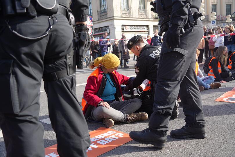 Am Donnerstagvormittag haben sich Klimaaktivisten der "Letzten Generation" am Karlsplatz auf der Straße festgeklebt.