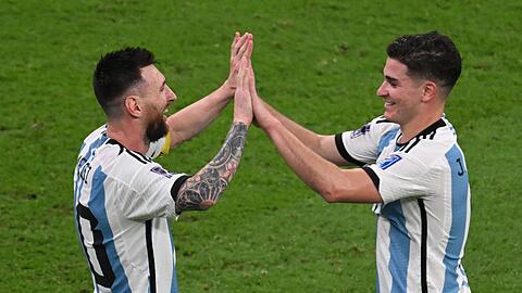 Argentiniens Torschütze Julian Alvarez (r) jubelt nach dem 3:0 mit Vorlagengeber Lionel Messi.