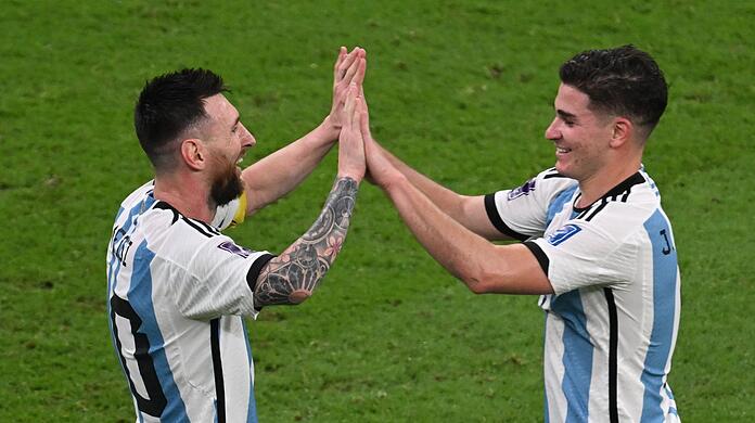 Argentiniens Torschütze Julian Alvarez (r) jubelt nach dem 3:0 mit Vorlagengeber Lionel Messi.