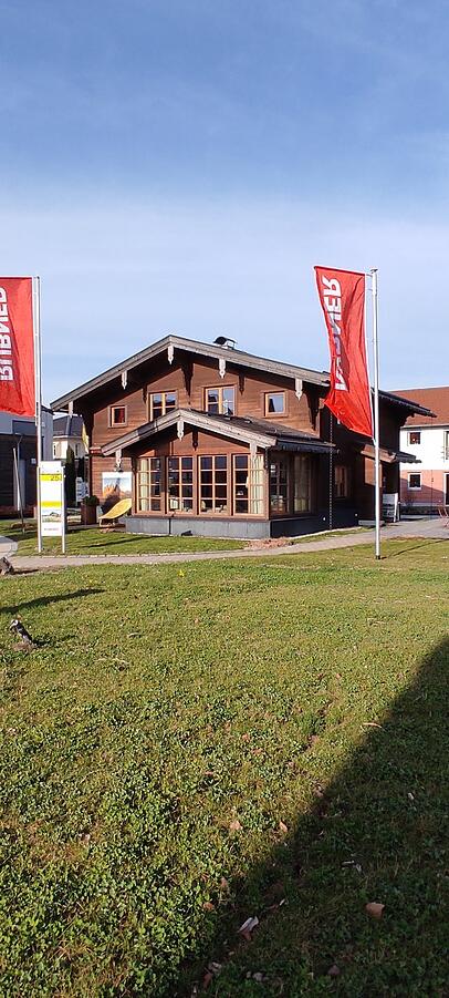 Das Blockhaus "Clara" vermittelt rustikalen Charme und die Gemütlichkeit einer Almhütte. Mit der massiven Blockbauweise erzielt man hervorragende Dämmwerte. In der Gestaltung erinnert das Haus an Bayerwald- und Schwarzwaldhäuser oder an (vor)alpenländische traditionelle Siedlungsbauten. Das Blockhaus "Clara" vermittelt rustikalen Charme und die Gemütlichkeit einer Almhütte. Mit der massiven Blockbauweise erzielt man hervorragende Dämmwerte. In der Gestaltung erinnert das Haus an Bayerwald- und Schwarzwaldhäuser oder an (vor)alpenländische traditionelle Siedlungsbauten.