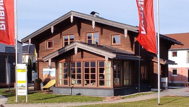Das Blockhaus "Clara" vermittelt rustikalen Charme und die Gemütlichkeit einer Almhütte. Mit der massiven Blockbauweise erzielt man hervorragende Dämmwerte. In der Gestaltung erinnert das Haus an Bayerwald- und Schwarzwaldhäuser oder an (vor)alpenländische traditionelle Siedlungsbauten. Das Blockhaus "Clara" vermittelt rustikalen Charme und die Gemütlichkeit einer Almhütte. Mit der massiven Blockbauweise erzielt man hervorragende Dämmwerte. In der Gestaltung erinnert das Haus an Bayerwald- und Schwarzwaldhäuser oder an (vor)alpenländische traditionelle Siedlungsbauten.