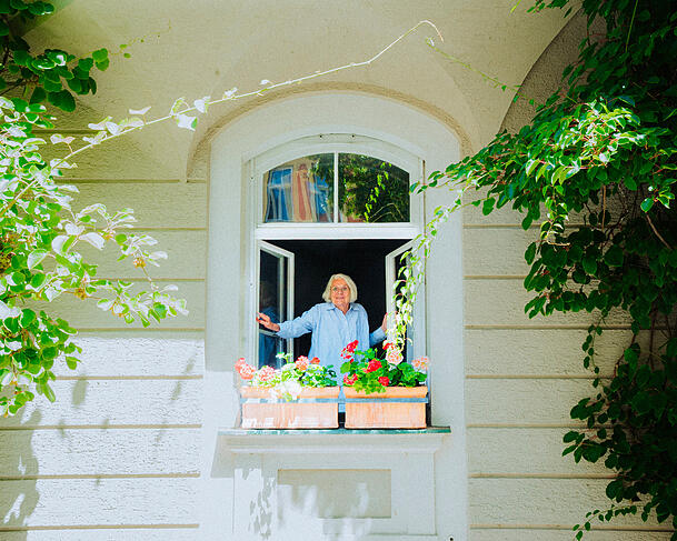 Welser-Ude (86) blickt aus dem Schlafzimmerfenster.