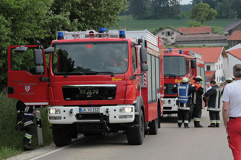 Frontalzusammenstoß: Ein VW und ein Seat krachen im Landkreis Landshut zusammen. Drei Menschen werden verletzt, zwei davon schwer.
