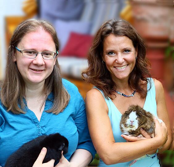 Ehrenamtlich für Meerschweinchen im Dauereinsatz: Nicole Müller (l.) und die Vereinsvorsitzende Andrea Kraus.
