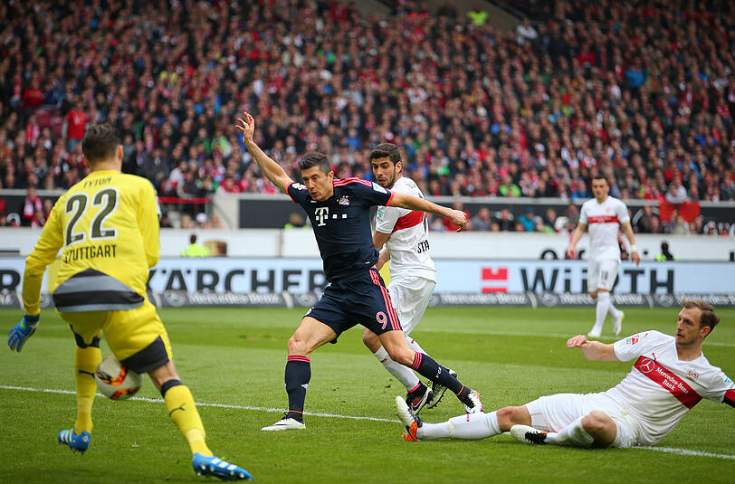Robert Lewandowski: Note 5. Hatte es mit den ihn nervenden Sunjic oder Niedermeier zu tun. Letzterer verhinderte den 26. Saisontreffer des Polen, weil er die Kugel vor ins Tor grätschte. Zu unkonzentriert im eigenen Strafraum, als er den Ball nicht klärt und Didavi zu dessen 1:2 vorlegte. Lieferte die Vorlage zu Costas 3:1.