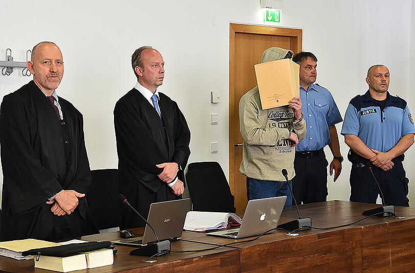 Der Angeklagte im Gerichtssaal. Foto: Bernd Settnik