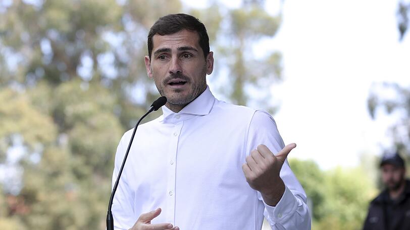 Iker Casillas auf einer Pressekonferenz, nachdem er aus dem Krankenhaus entlassen wurde.