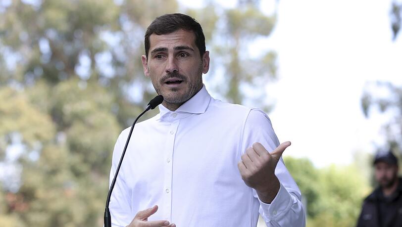Iker Casillas auf einer Pressekonferenz, nachdem er aus dem Krankenhaus entlassen wurde. Iker Casillas auf einer Pressekonferenz, nachdem er aus dem Krankenhaus entlassen wurde.