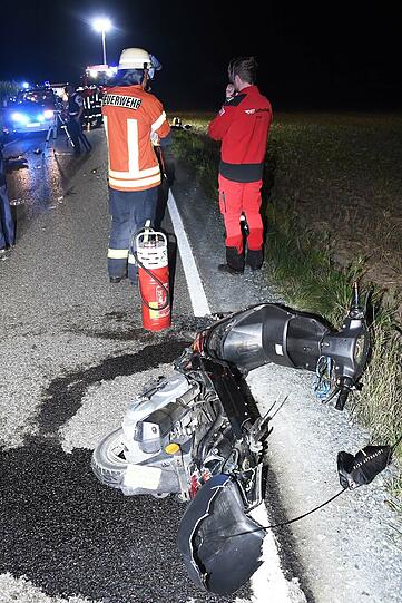 Der Rollerfahrer erlag trotz eingeleiteter Reanimationsmaßnahmen noch am Unfallort seinen schweren Verletzungen. Der Fahrer des ebenfalls beteiligten Pkw fuhr davon.