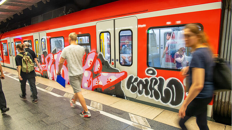 Wer zum Flughafen kommt, muss froh sein, wenn die pannengeplagte S8 pünktlich einfährt.
