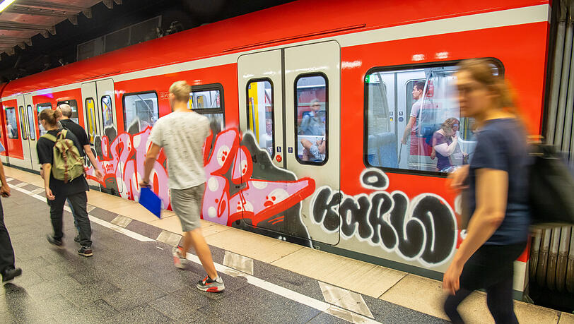 Wer zum Flughafen kommt, muss froh sein, wenn die pannengeplagte S8 pünktlich einfährt. Wer zum Flughafen kommt, muss froh sein, wenn die pannengeplagte S8 pünktlich einfährt.
