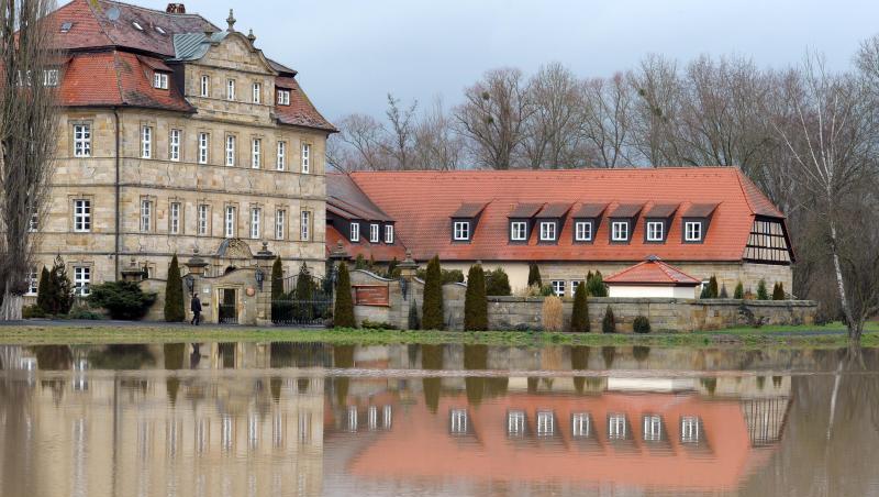 Die Seniorenresidenz Schloss Gleusdorf spiegelt sich in einer überfluteten Wiese. Foto: David-Wolfgang Ebener/Archiv Die Seniorenresidenz Schloss Gleusdorf spiegelt sich in einer überfluteten Wiese. Foto: David-Wolfgang Ebener/Archiv