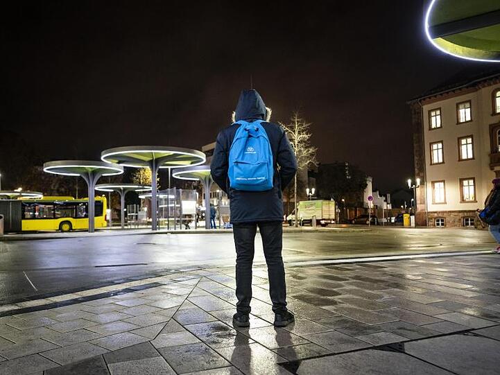 Am Busbahnhof in Hanau herrscht frühmorgens gähnende Leere.
