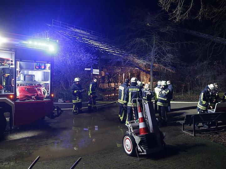 Die Krefelder Feuerwehr bei der Arbeit.