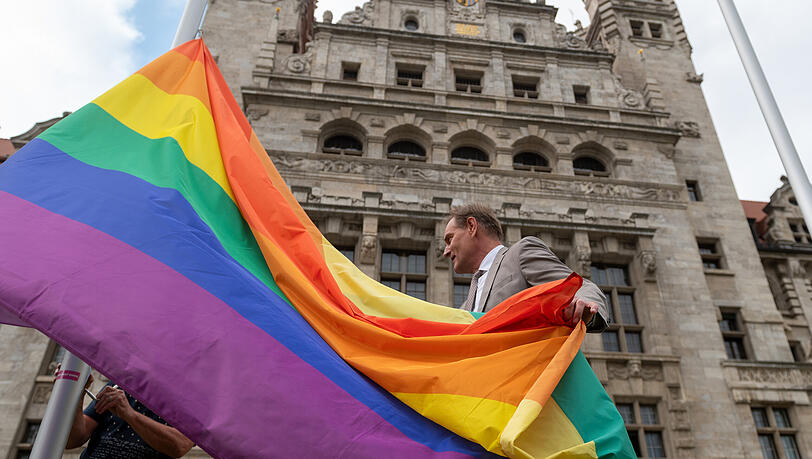 Burkhard Jung (SPD), Oberbürgermeister der Stadt Leipzig, hisst die Regenbogenflagge vor dem Neuen Rathaus. Burkhard Jung (SPD), Oberbürgermeister der Stadt Leipzig, hisst die Regenbogenflagge vor dem Neuen Rathaus.