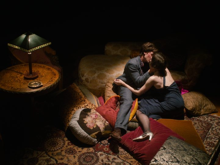 Fabian (Tom Schilling) mit der nymphomanen Irene Moll (Meret Becker).