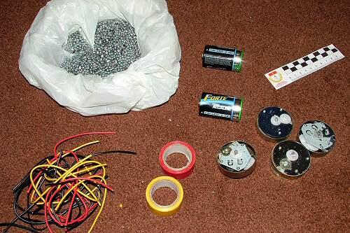 Ein Teil des bei den mutmaßlichen Attentätern gefundenen Materials zum Basteln von Bomben