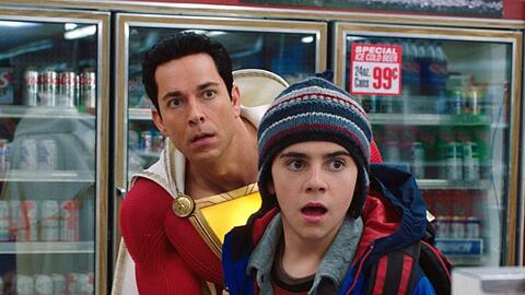 "Shazam!": Billy (Zachary Levi, l.) und sein Kumpel Freddy (Jack Dylan Grazer) stecken in Schwierigkeiten.