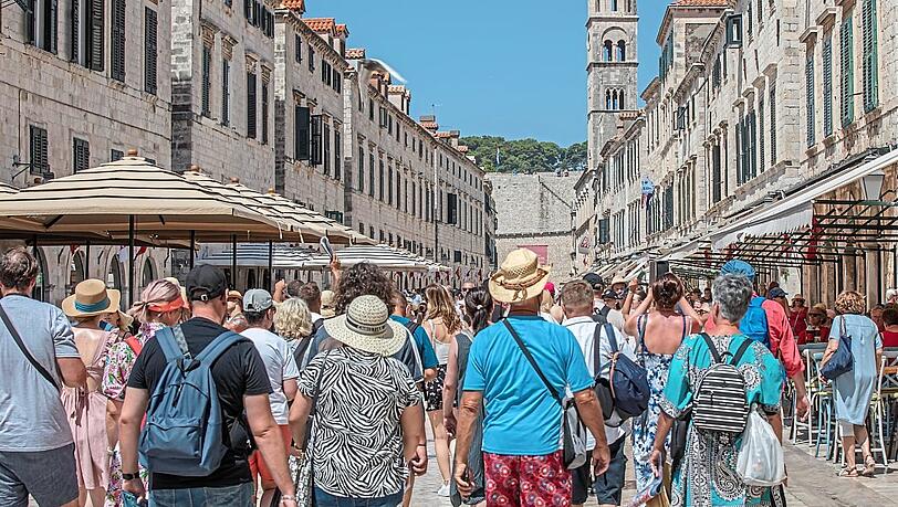 Touristen strömen durch Dubrovnik in Kroatien.