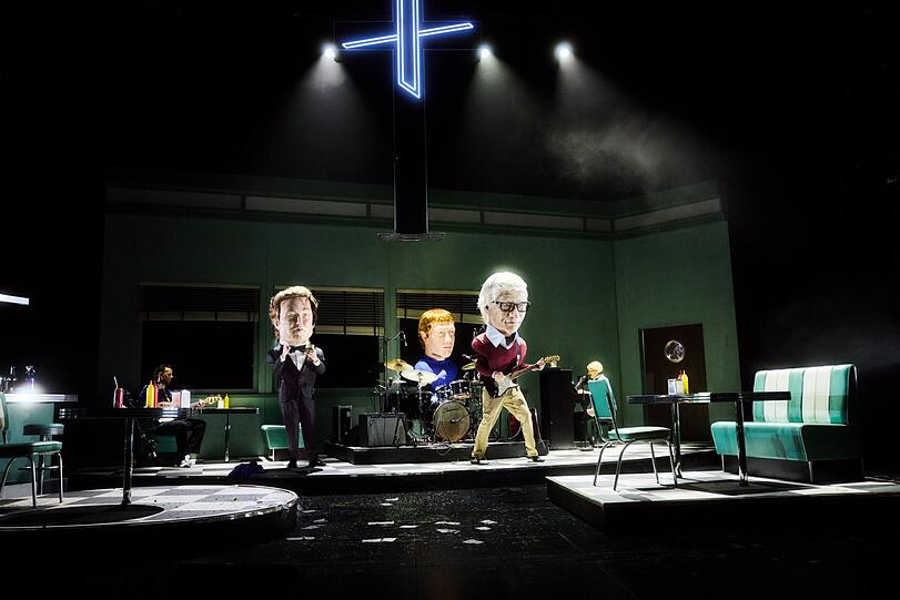Gleich werden sie die Masken fallen lassen und über ihre Träume reden: Annette Paulmann als Elon Musk, Elias Krischke als Mark Zuckerberg und Christian Löber als Bill Gates. Rechts am Piano Madame Nielsen