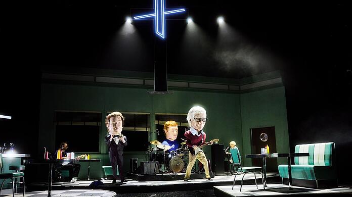 Gleich werden sie die Masken fallen lassen und über ihre Träume reden: Annette Paulmann als Elon Musk, Elias Krischke als Mark Zuckerberg und Christian Löber als Bill Gates. Rechts am Piano Madame Nielsen