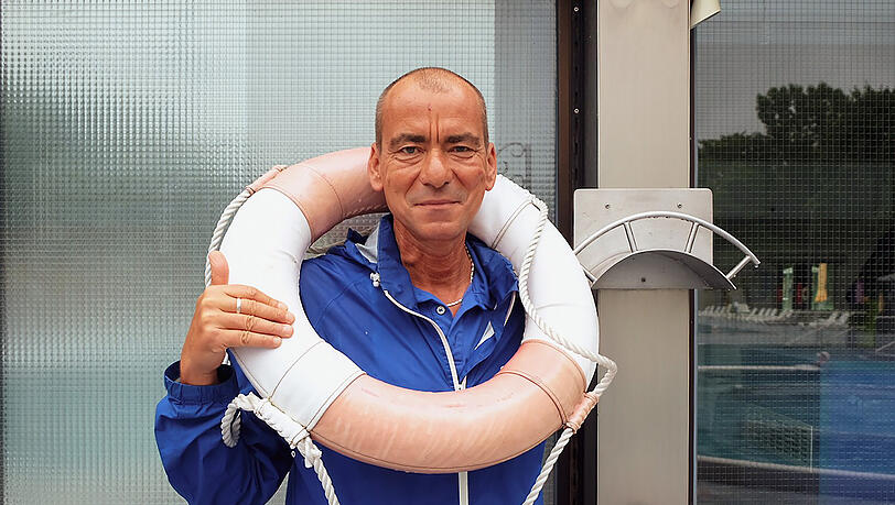 Seit 1998 ist Daniel Zemmrich (53) Bademeister in den Münchner Schwimmbädern der Stadtwerke. Für ihn bedeutet der Beruf viel mehr als Badeaufsicht – die Abwechslung macht den Job besonders.