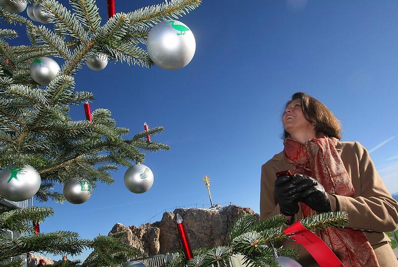 &bdquo;Niemand muss aus Sorge um den Fortbestand
unserer Wälder auf seinen Weihnachtsbaum verzichten&ldquo;, sagte
Bundeslandwirtschaftsministerin Ilse Aigner am Montag auf
Deutschlands höchstem Berg.
