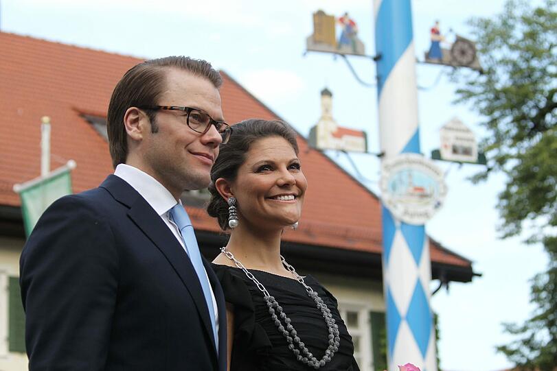 Victoria ist zum ersten Mal Mutter geworden. Die 34-Jaehrige brachte am frühen Donnerstagmorgen (23.02.12) eine Tochter zur Welt - wurde die Mini-Prinzessin etwa in München gezeugt? Fest steht vor neun Monaten waren Victoria und Gatte Daniel zu Besuch in der Hauptstadt der Herzen - hier die Bilder...