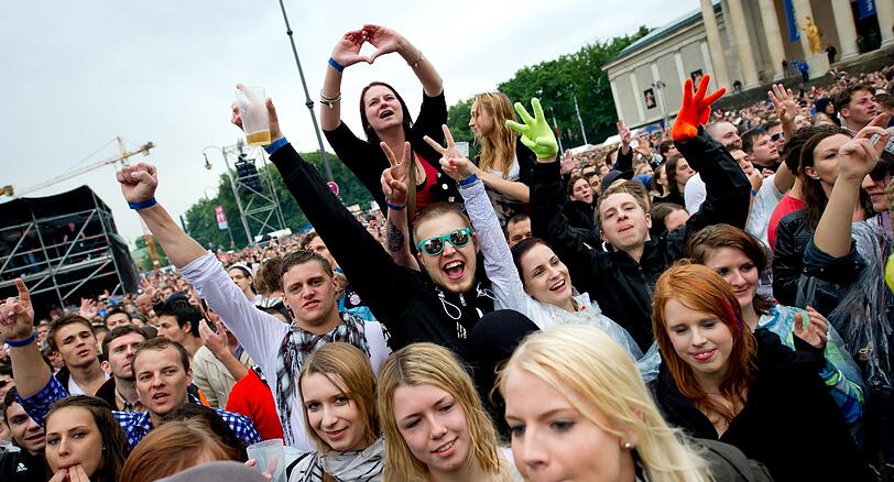 Wolkenbruch und Matsch statt "sky" und "sand" - trotzdem feiern am Sonntag 20.000 Fans den Berliner DJ Paul Kalkbrenner am Königsplatz.
