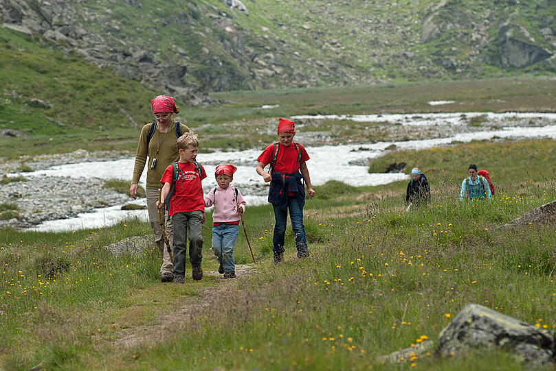 Ein gut geplanter Wanderausflug mit Kindern garantiert aufregende Erlebnisse.