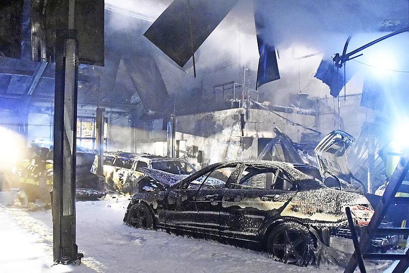 Bei einem Großbrand in einer Luxusautowerkstatt entstand erheblicher Sachschaden.