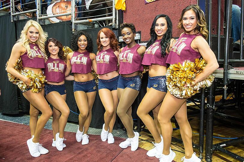 Im ersten Duell der NBA-Finalserie gingen die Cleveland Cavaliers gegen die Golden State Warriors unter. In jeder Hinsicht obenauf: die Cheerleader der Cavs! Sehen Sie selbst - die Bilder...