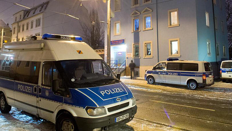 Polizeifahrzeuge stehen bei einem Großeinsatz gegen eine internationale Diebesbande vor Wohn- und Geschäftshäusern in Dresden. Polizeifahrzeuge stehen bei einem Großeinsatz gegen eine internationale Diebesbande vor Wohn- und Geschäftshäusern in Dresden.