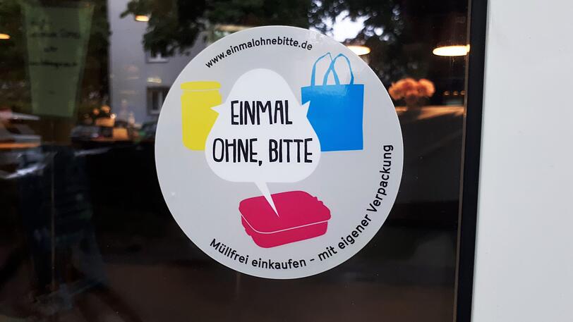 Ein "Einmal ohne, bitte"-Sticker im Eingangsbereich des "Heldenspeise" in München