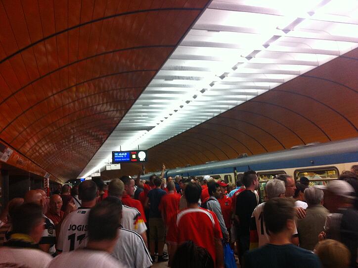 Fußball und Wiesn gleichzeitig: In der U-Bahn in Richtung Schwabing und Allianz Arena kann es besonders eng werden.