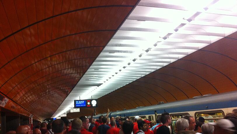 Fußball und Wiesn gleichzeitig: In der U-Bahn in Richtung Schwabing und Allianz Arena kann es besonders eng werden. Fußball und Wiesn gleichzeitig: In der U-Bahn in Richtung Schwabing und Allianz Arena kann es besonders eng werden.