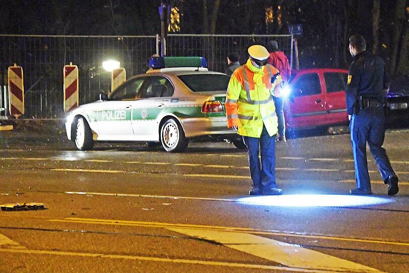 Bilder vom Unfallort am Mittwochabend: Eine Frau starb kurze Zeit nach dem Zusammenstoß, die andere schwebt weiterhin in Lebensgefahr.